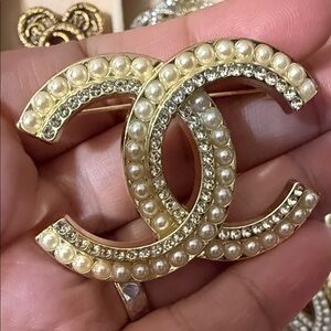 Elegant Gold Brooch with Pearls and Crystals